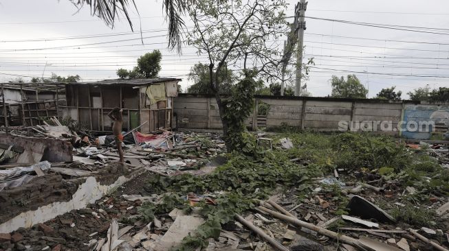 Seorang anak bermain di Kampung Bayam, Papanggo, Tanjung Priok, Jakarta Utara, Sabtu (3/4/2021). [Suara.com/Angga Budhiyanto]