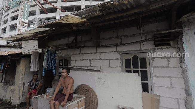 Warga beraktivitas di Kampung Bayam, Papanggo, Tanjung Priok, Jakarta Utara, Sabtu (3/4/2021). [Suara.com/Angga Budhiyanto]