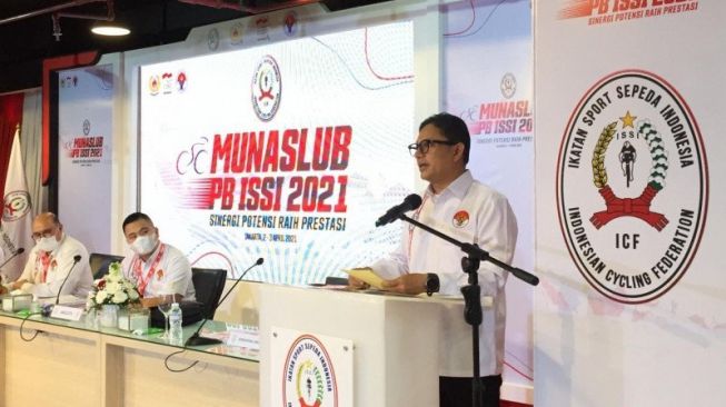 Wahyu Hadiningrat selaku Dewan Pembina Pengurus Besar Ikatan Sepeda Sport Indonesia (PB ISSI) memberikan sambutan mewakili ketua umum terpilih Listyo Sigit Prabowo dalam Musyawarah Nasional Luar Biasa (Munaslub) Pemilihan Ketua Umum PB ISSI di Jakarta, Sabtu (3/4/2021). (ANTARA/Shofi Ayudiana)