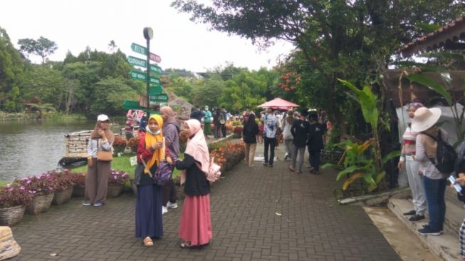 Suasana di Floating market Lembang, Kabupaten Bandung Barat di libur akhir pekan panjang Paskah 2021, Sabtu (3/4/2021). [Suara.com/Ferrye Bangkit Rizki]