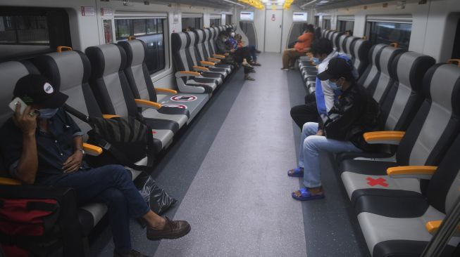 Penumpang duduk di dalam kereta bandara premium di Stasiun Manggarai, Jakarta, Sabtu (3/4/2021). [ANTARA FOTO/Akbar Nugroho Gumay]