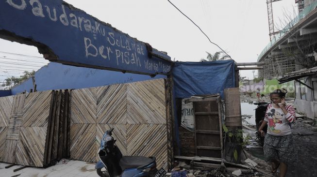 Warga beraktivitas di Kampung Bayam, Papanggo, Tanjung Priok, Jakarta Utara, Sabtu (3/4/2021). [Suara.com/Angga Budhiyanto]