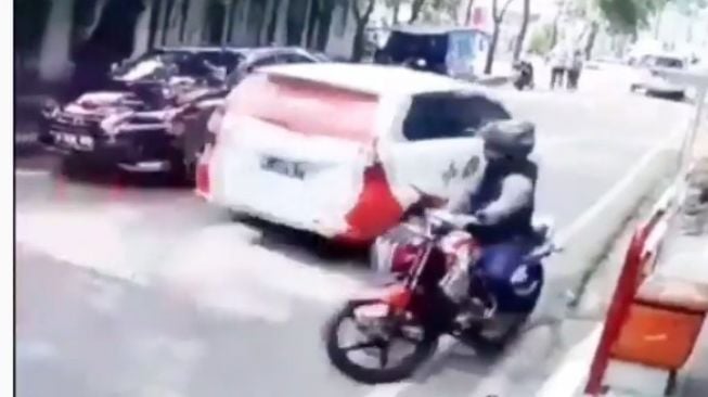 Aksi jambret handphone menggunakan motor di jalan (Instagram)