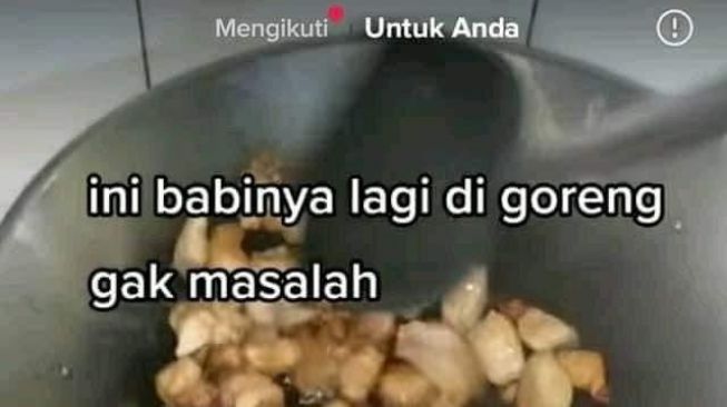 viral perempuan berkerudung goreng dan makan daging babi [Ist]