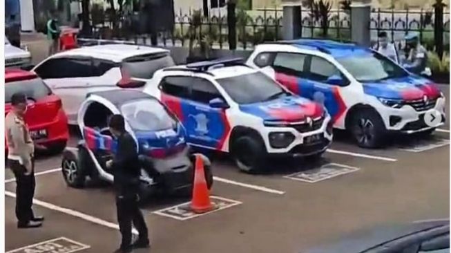 Mobil imut terparkir di parkiran kepolisian (Instagram)