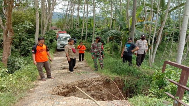 Sungai Di Banyuwangi Meluap, Jembatan Penghubung Dua Dusun Terputus