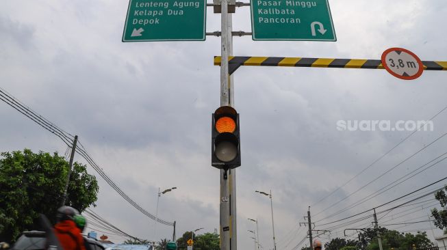 Rambu jalan di Flyover Lenteng Agung di Jakarta Selatan, Minggu (4/4/2021). [Suara.com/Alfian Winanto]