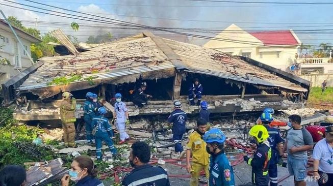 Sebuah Rumah Mewah di Bangkok Terbakar Lalu Roboh, Tewaskan 4 Orang
