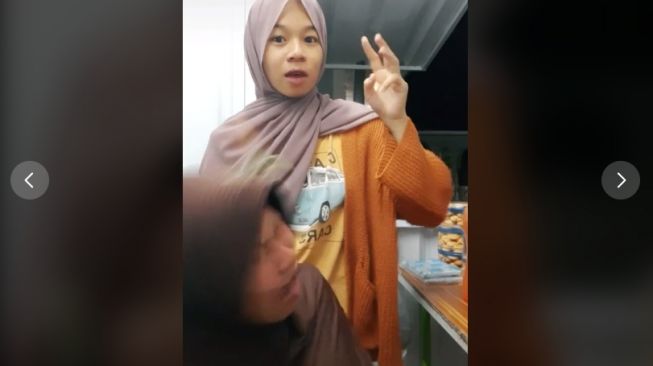 Reaksi gadis saat kepalanya dihinggapi belalang (tiktok.com/@aprilll154)