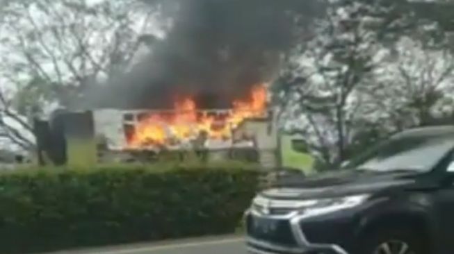 Tangkapan layar Truk terbakar di Tol Tangerang-Merak di KM 56 [Ist]