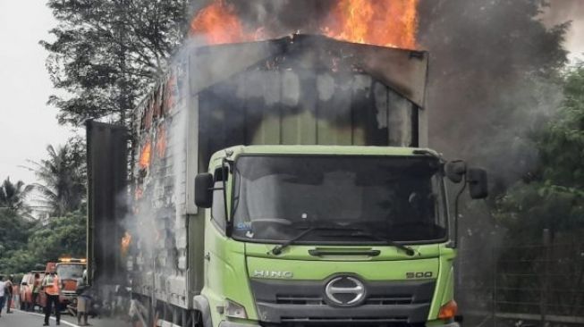 Soal Truk Terbakar di Tol Tangerang-Merak, Ini Pengakuan Sopir