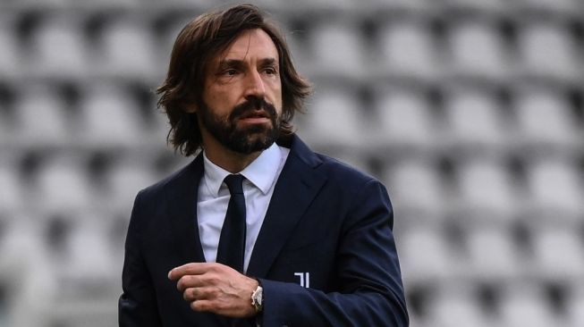 Pelatih Juventus, Andrea Pirlo mengamati permainan timnya dari pinggir lapangan pada laga Liga Italia 2020/2021 kontra Torino di Stadio Olimpico Grande Torino, Turin, Minggu (4/4/2021). [Marco BERTORELLO / AFP]