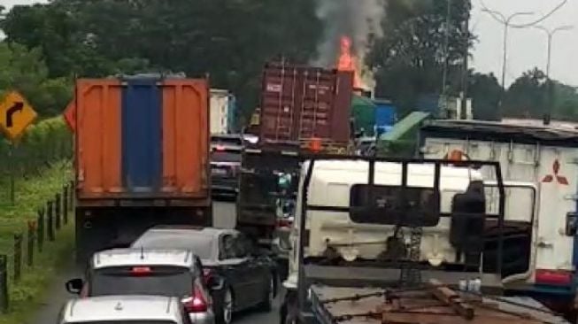 Truk Terbakar di Tol Tangerang-Merak, Akses Tol Menuju Cilegon Macet Parah