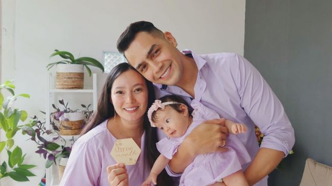 Asmirandah dan Jonas Rivanno bersama Baby Chloe (Instagram/@asmirandah89)