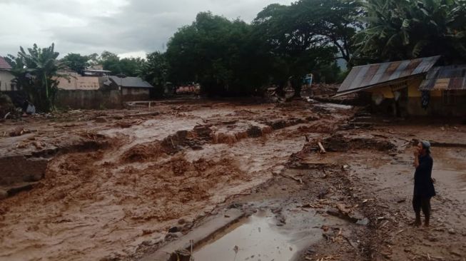 Pengiriman Logistik Untuk Korban Banjir Bandang di Flores Timur Terkendala