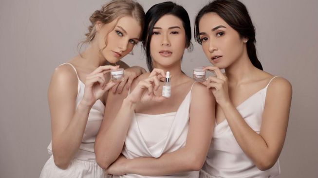 Stevianne Agnecya diapit dua model. [dokumentasi pribadi]