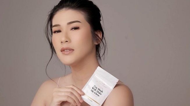 Stevianne Agnecya memperkenalkan produk kecantikannya. [dokumentasi pribadi]