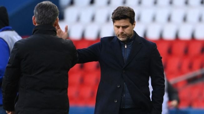 Ekspresi kekecewaan pelatih PSG, Mauricio Pochettino (kanan) usai laga Ligue 1 Prancis kontra Lille di Parc des Princes, Paris, Minggu (4/4/2021). [FRANCK FIFE / AFP]