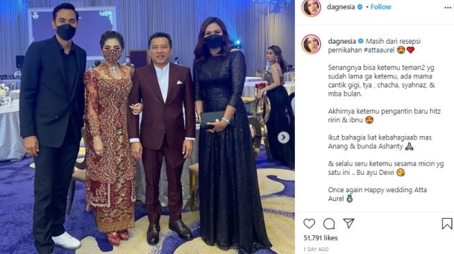 Donna Agnesia dan Darius Sinathrya di pernikahan Atta dan Aurel. [Instagram/dagnesia]