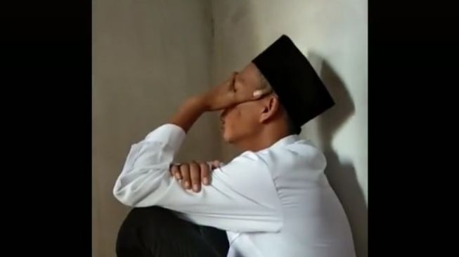 Pengantin pria menangis sesenggukan. (TikTok/@ainirindiani48)