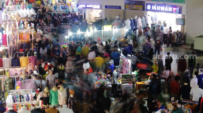 Suasana di Pasar Tanah Abang, Jakarta, Minggu (04/04/21). [Suara.com/Dian Latifah]