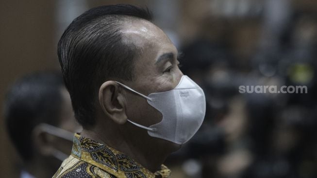 Terpidana kasus dugaan pemberian suap kepada penegak hukum dan pemufakatan jahat Djoko Tjandra bersiap menjalani sidang dengan agenda pembacaan putusan di Pengadilan Tipikor, Jakarta, Senin (5/4/2021). [Suara.com/Angga Budhiyanto]