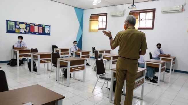 Ganjar Pranowo melakukan sidak hari pertama PTM di SMAN 1 Ungaran, Senin (5/4/2021). (Dok. Pemprov Jateng)