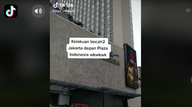 Aksi bocah-bocah berenang di selokan depan mall mewah di Jakarta (tiktok.com/@paul_shady45)