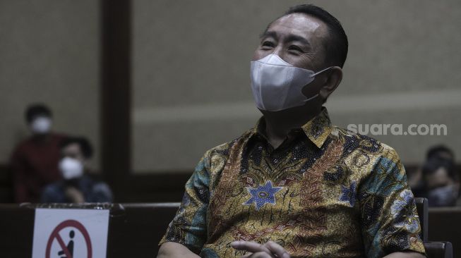 Terpidana kasus dugaan pemberian suap kepada penegak hukum dan pemufakatan jahat Djoko Tjandra bersiap menjalani sidang dengan agenda pembacaan putusan di Pengadilan Tipikor, Jakarta, Senin (5/4/2021). [Suara.com/Angga Budhiyanto]