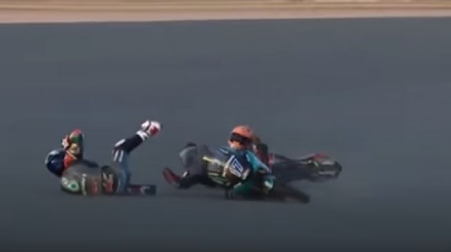 Insiden crash di Moto3 yang melibatkan John McPhee dan Jeremy Alcoba (Youtube)