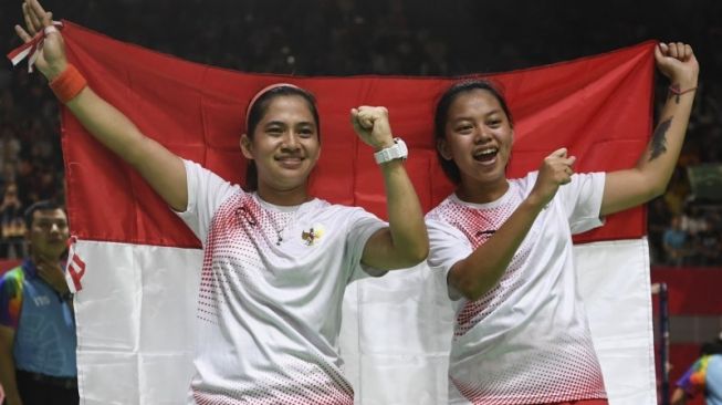 Pebulu tangkis putri Indonesia Leani Ratri Oktila (kiri) dan Khalimatus Sadiyah Sukohandoko (kanan) melakukan selebrasi usai mengalahkan pasangan Cina Hefang Cheng dan Hunhui Ma pada final ganda putri klasifikasi SL3-SU5 Asian Para Games 2018 di Istora Senayan, Jakarta, Jumat (12/10/2018). ANTARA FOTO/Hafidz Mubarak A/pras.