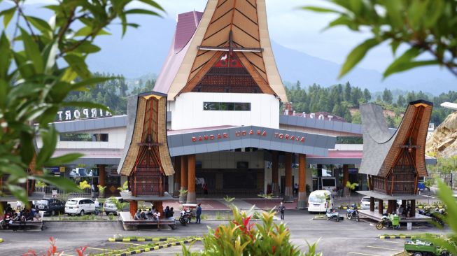 Suasana Bandara Buntu Kunik di Kecamatan Mengkendek, Kabupaten Tana Toraja, Sulawesi Selatan, Senin (5/4/2021). [ANTARA FOTO/Spedy Paereng]