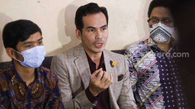 Aktor Atalarik Syah memberikan pernyataan dihadapan awak media saat menggelar konferensi pers terkait harta gana-gini di Bintaro, Jakarta Selatan, Senin (5/4/2021). [Suara.com/Alfian Winanto]