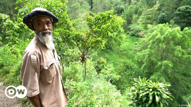 Pernah Dianggap Gila, Kakek Sadiman Berhasil Hijaukan Perbukitan Gersang