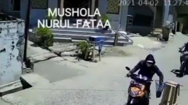 Curi Uang Amal Masjid, Pengendara Honda Beat Bikin Emosi Netizen