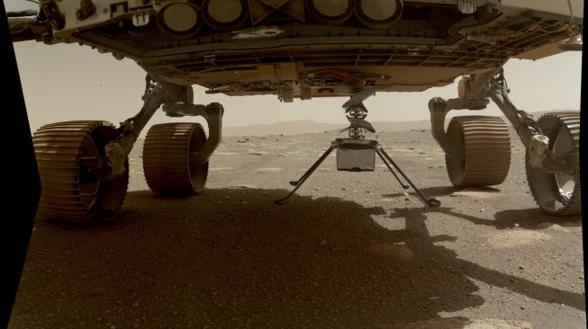 El ingenio desciende sobre el planeta Marte. [NASA]