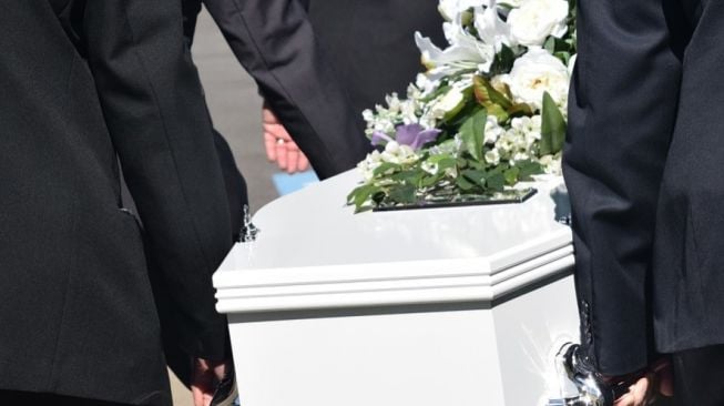 Pria Lamar Kekasih di Samping Peti Mati Ayahnya Bikin Warganet Kesal: Jangan Manfaatkan Emosi Orang!