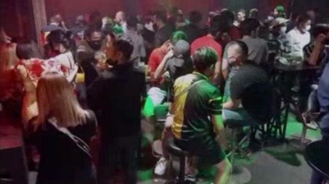 Gerebek Hiburan Malam Berkedok Restoran, Polisi Malaysia Tahan 118 Orang