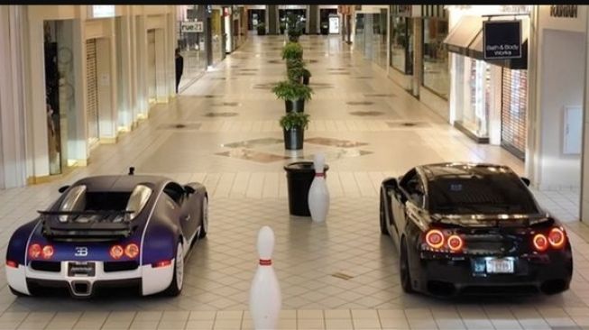 Balapan Bugatti Veyron vs Nissan GTR di mall (Youtube)