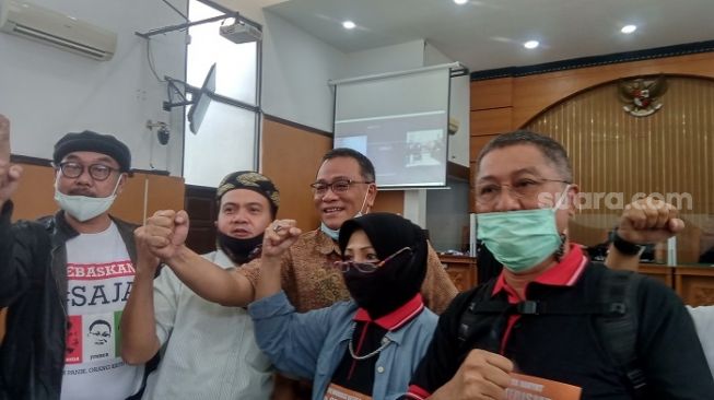 Pentolan KAMI, Jumhur Hidayat (tengah) dan tim pengacara usai menjalani sidang kasus hoaks di PN Jakarta Selatan. (Suara.com/Arga)