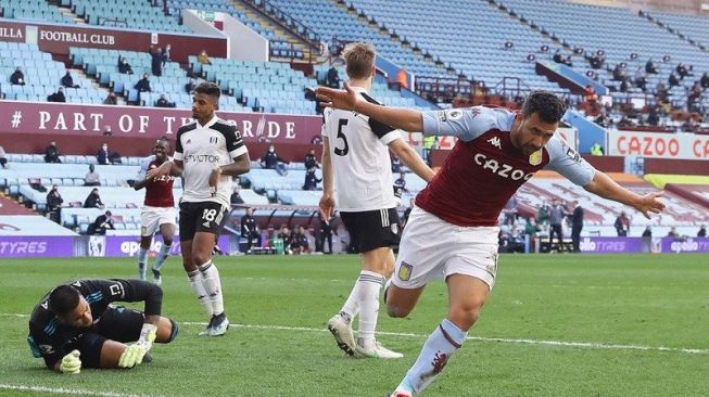 Penyerang sayap Aston Villa Trezeguet (kanan) melakukan selebrasi selepas mencetak gol ke gawang Fulham dalam lanjutan Liga Inggris di Stadion Villa Park, Birmingham, Inggris, Minggu (4/4/2021) waktu setempat. (ANTARA/REUTERS/POOL/Richard Heathcote)