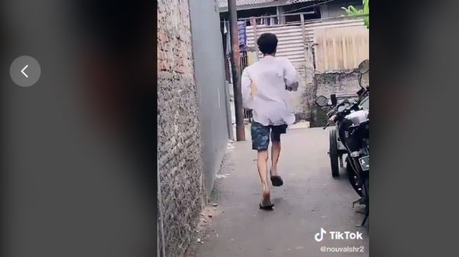 Pria lupa pakai sarung saat hendak salat jumat (tiktok.com/@nouvalshr2)