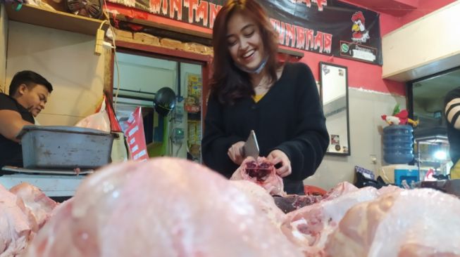 Penjual Ayam Cantik Ini Sampaikan Kabar Buruk, Ada Apa?