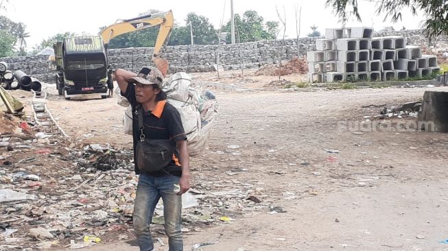 Ramita (45), seorang pemulung usai mengais rezeki di tumpukan sampah TPA Cipeucang, Serpong, Tangerang Selatan (Tangsel). [Suara.com/Wivy]