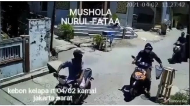 Viral, Pemotor Terciduk Warga Asyik Ambil Sumbangan Musala di Pinggir Jalan