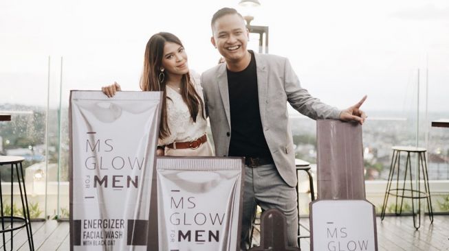 Nanda Adi Surya bersama istri, Puti di acara peluncuran produk MS Glow for Men di Balikpapan pada 2019 lalu. [Instagram]