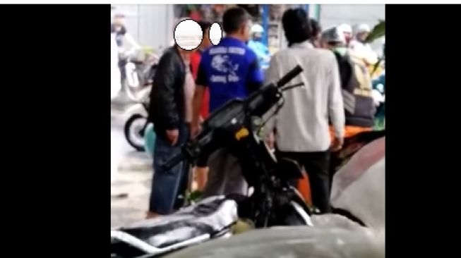 Ojol dikepung ojek pangkalan di sebuah jalan (Facebook)