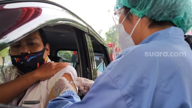 Drive Thru, Pelaku Wisata di Sleman Disuntik Vaksin Covid-19 Dosis Pertama