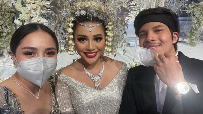 Kalung Nikahan Aurel Mirip Punya Nagita, Warganet Pusing Bayangkan Harganya