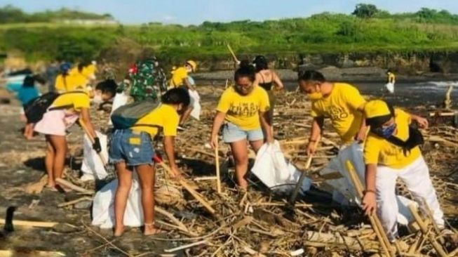 Wisata Bali: Komunitas Bersihkan Destinasi Pantai Yeh Gangga